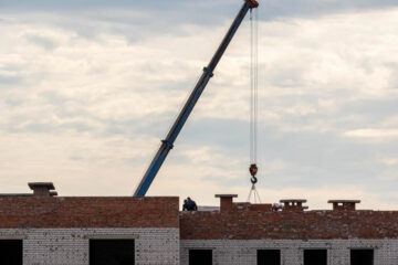 На сегодняшний день из 30 проблемных объектов достроили 23 дома на 4740 квартир.