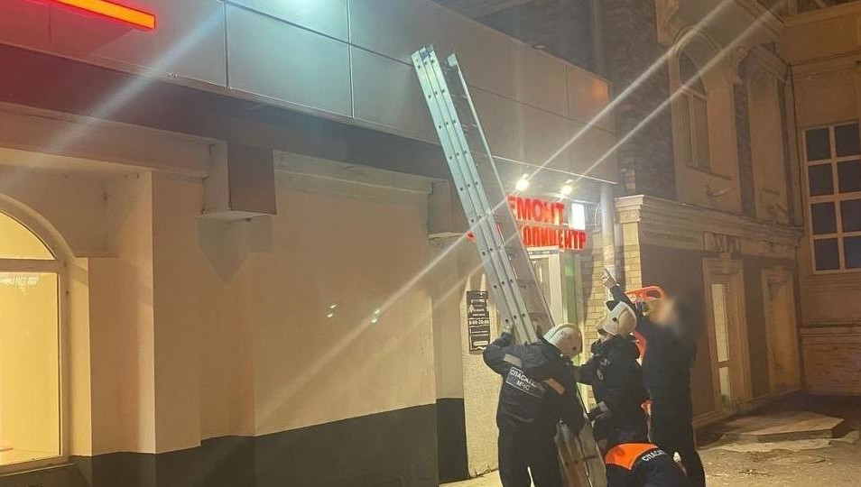 Пострадавшего спустили на жëстком спинальном щите к машине скорой.