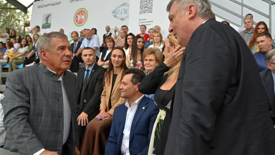 Также раис республики встретился с выпускниками из Лисичанска.