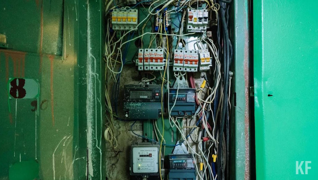 Также есть перебои в работе мобильных операторов.