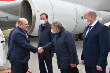 В аэропорту его встретил президент Татарстана Рустам Минниханов.