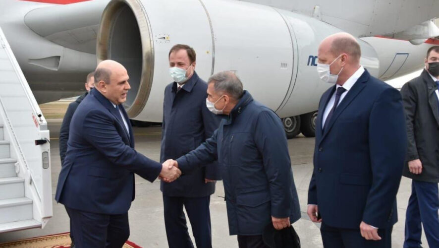 В аэропорту его встретил президент Татарстана Рустам Минниханов.