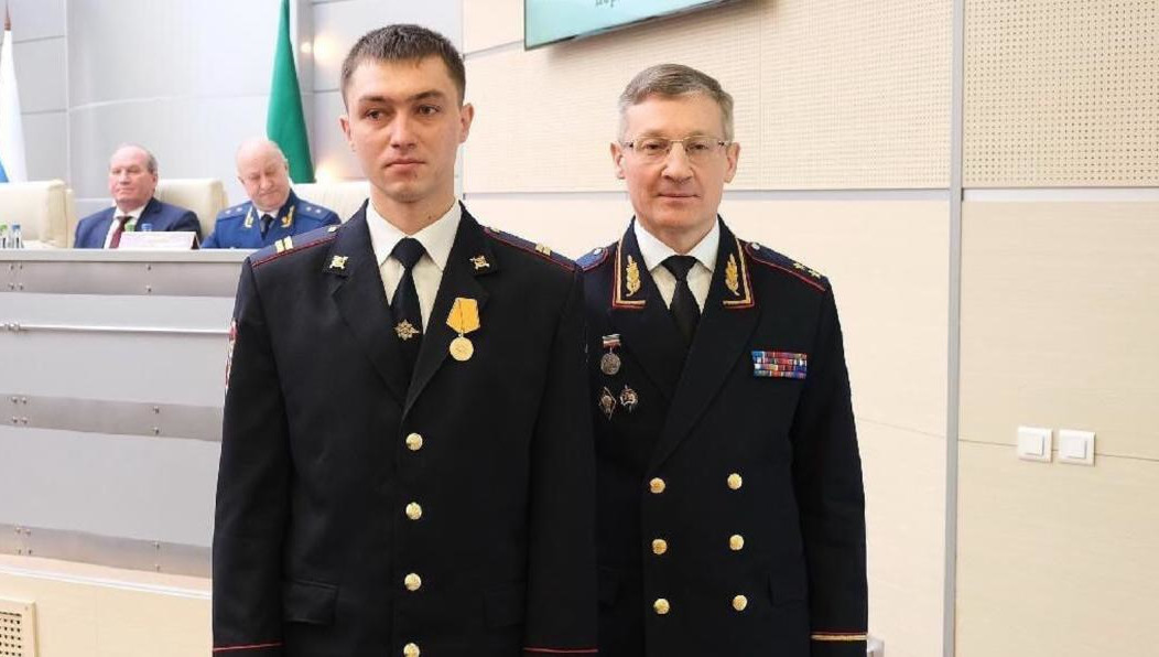 Игорь Малыхин выволок из полыхавшего дома мужчину.