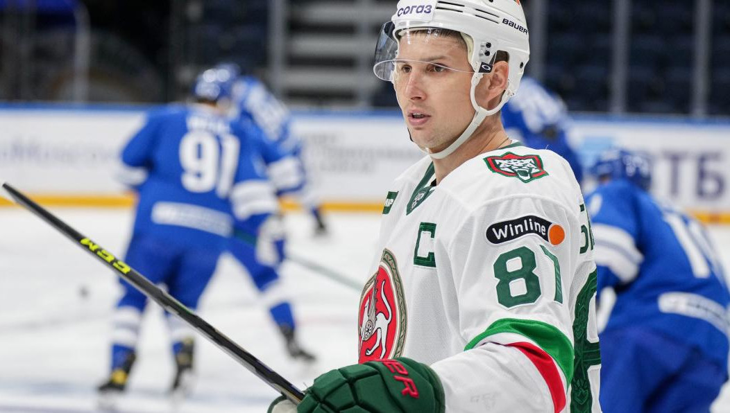 Особенно внимательно работки изучали содержимое сумок Вадима Шипачева.