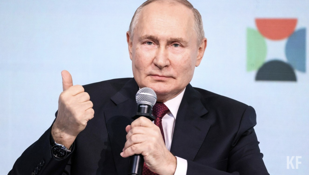 Президент получил подарок на Международном культурном форуме в Санкт-Петербурге.