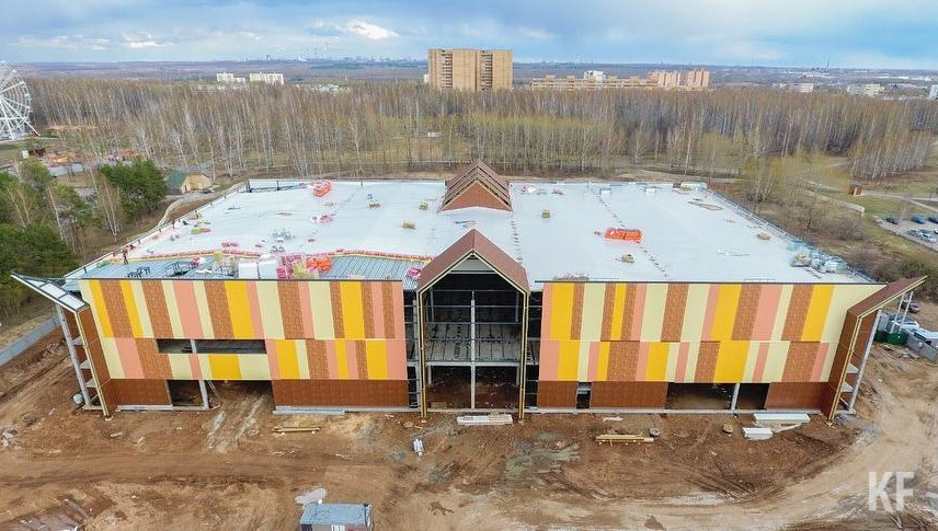 Торгово-развлекательный центр расположился у городского парка.