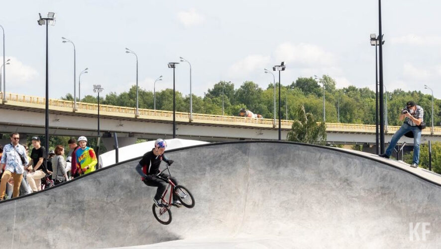 Жители и гости столицы Татарстана смогли увидеть трюки в тренинг-зоне под треки диджеев.