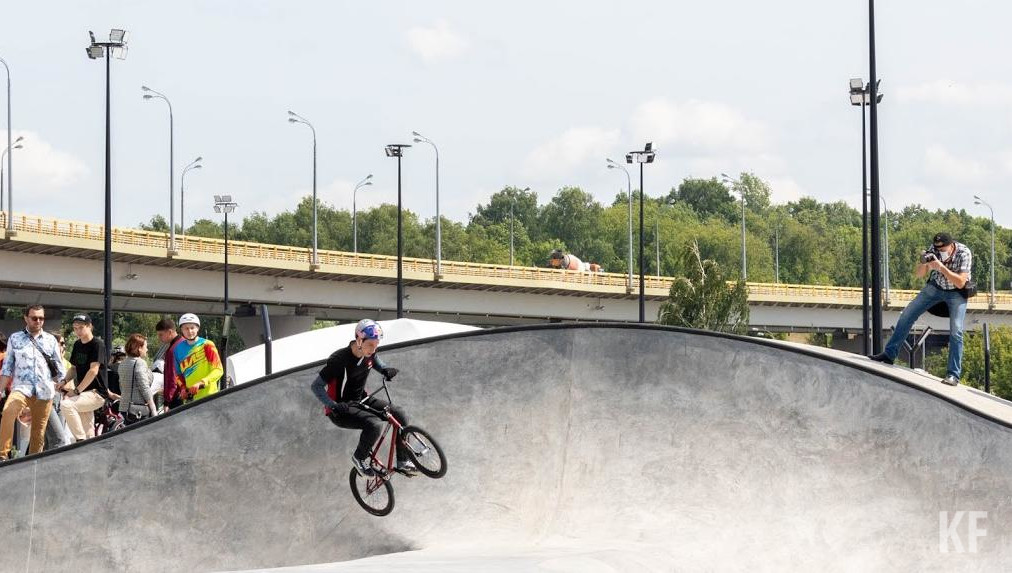 Жители и гости столицы Татарстана смогли увидеть трюки в тренинг-зоне под треки диджеев.