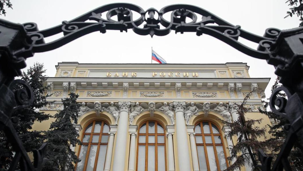 На монетах изображено рельефное изображение фрагмента памятника труженикам тыла.