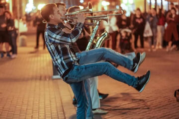 На площадках размером более 7 &laquo;квадратов&raquo; могут выступать больше 20 человек.