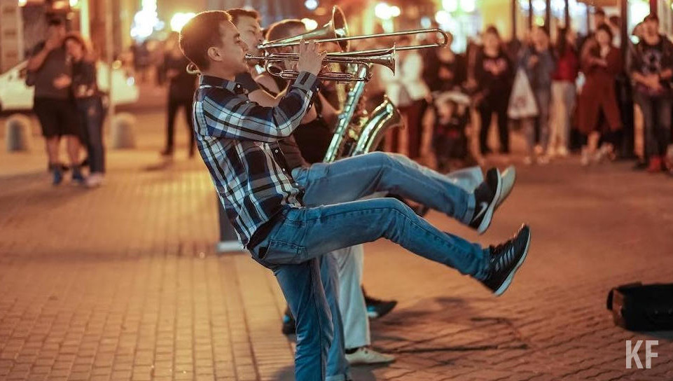 На площадках размером более 7 «квадратов» могут выступать больше 20 человек.