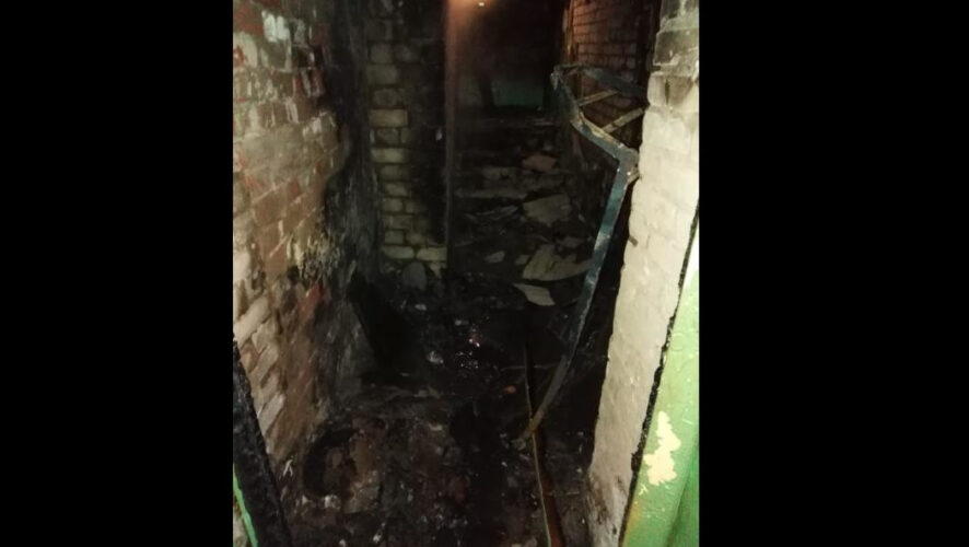 Пожар произошел в доме №3 на улице 30 лет Победы.