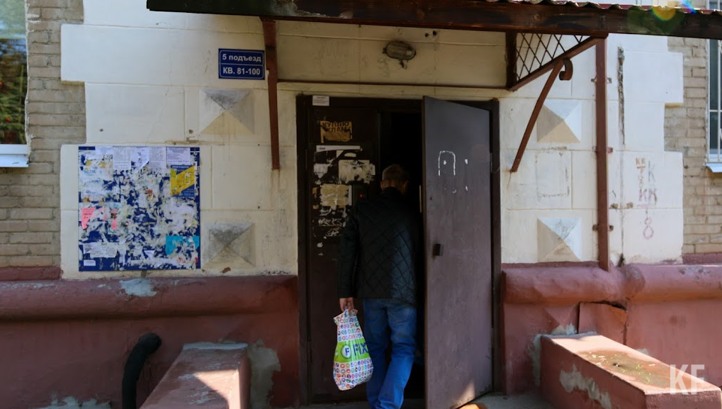 Пострадавший рухнул на козырек подъезда.