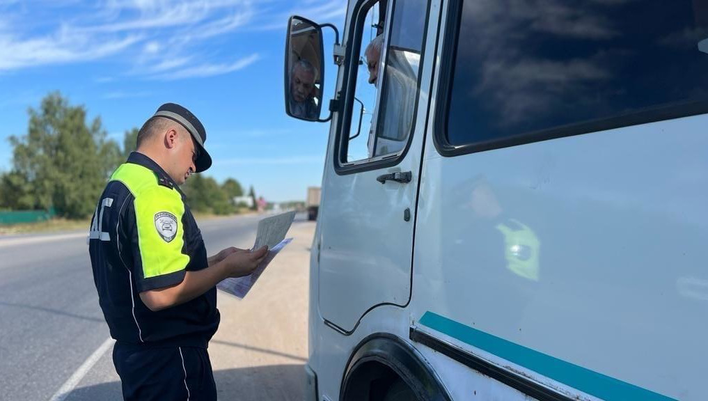 Сотрудники ГИБДД провели проверку.