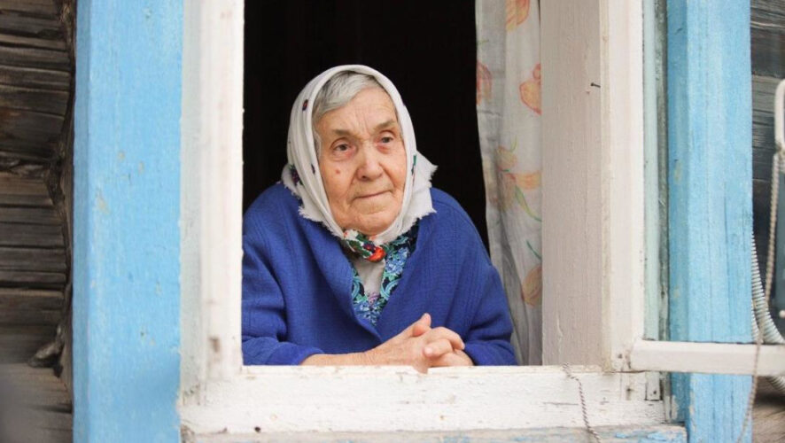 Артисты выступили прямо под окнами дома 81-летней Нины Ивановны.
