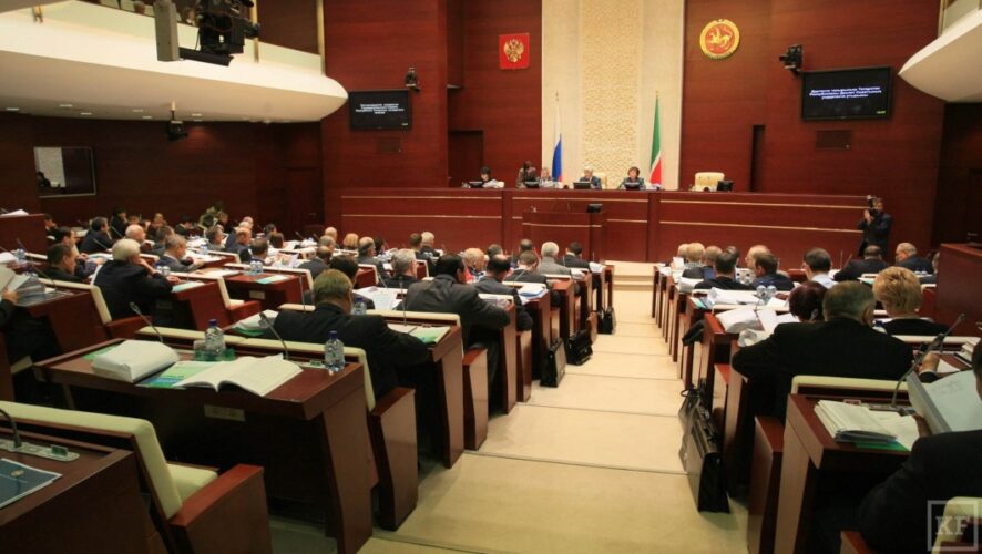 Депутаты Татарстана приняли в первом чтении проект республиканского бюджета на 2016 год. Он предполагает доходы региональной казны на уровне 160
