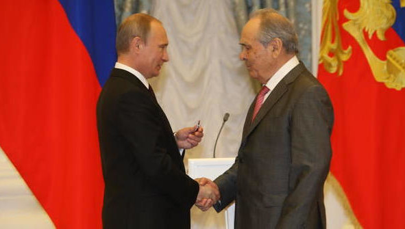 Указ о награждении Госсоветника Татарстана подписал президент России Владимир Путин.