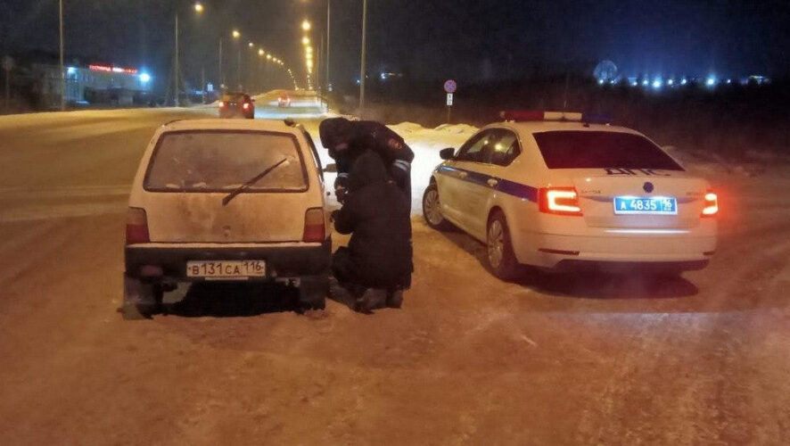 Сотрудники ГИБДД напоили автолюбителя горячим чаем и помогли заправить машину.