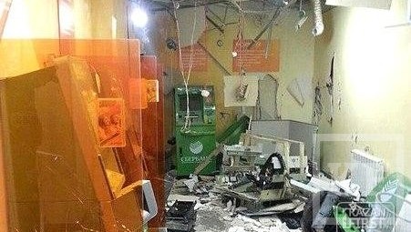 В ночь на четверг неизвестные подорвали один из банкоматов отделения в 53-м комплексе и скрылись. Преступников не остановило