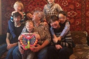 Семерых детей забрали сотрудники службы опеки у многодетной матери в Хакасии Любови Лицегевич. Причиной для этого стало то