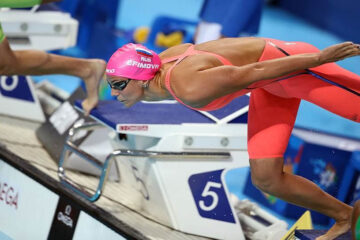 А Юлия Ефимова в свой день рождения завоевала золото в заплыве на 50 метров брасом.
