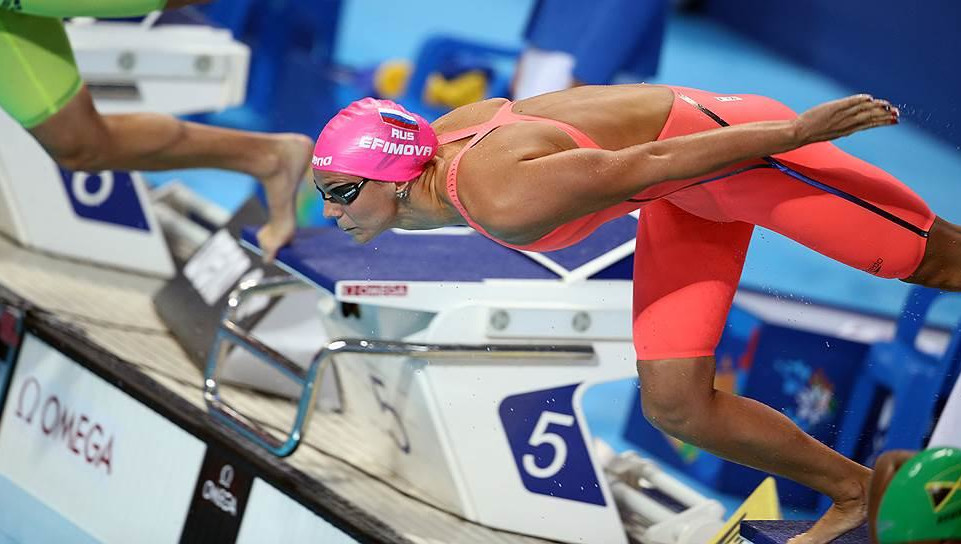 А Юлия Ефимова в свой день рождения завоевала золото в заплыве на 50 метров брасом.