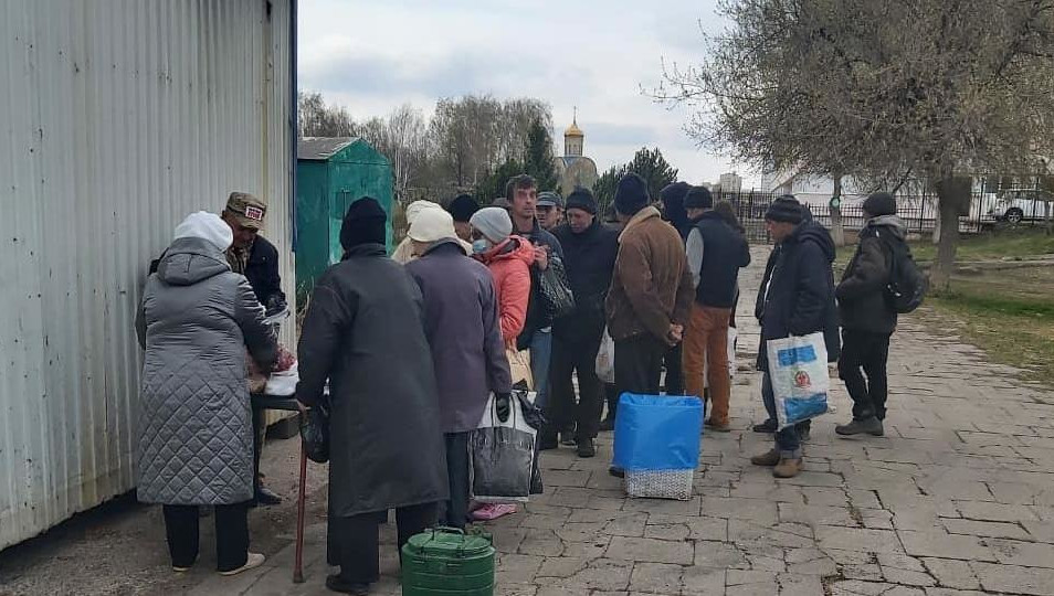 Бомжей будут кормить на площадке между Органным залом и бассейном Олимпийский.