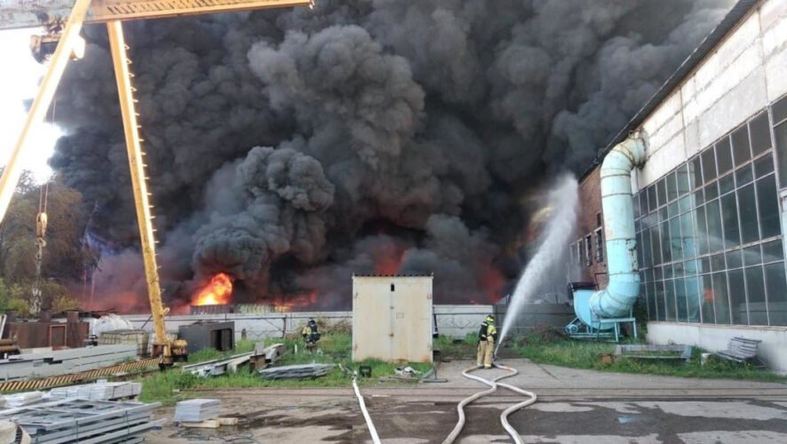 Ликвидацию пожара осложняет высокая пожарная загрузка здания.