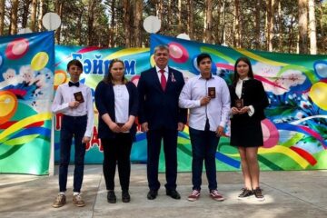 Основной документ гражданина Российской Федерации из рук мэра города Наиля Магдеева получили четверо учеников школ города