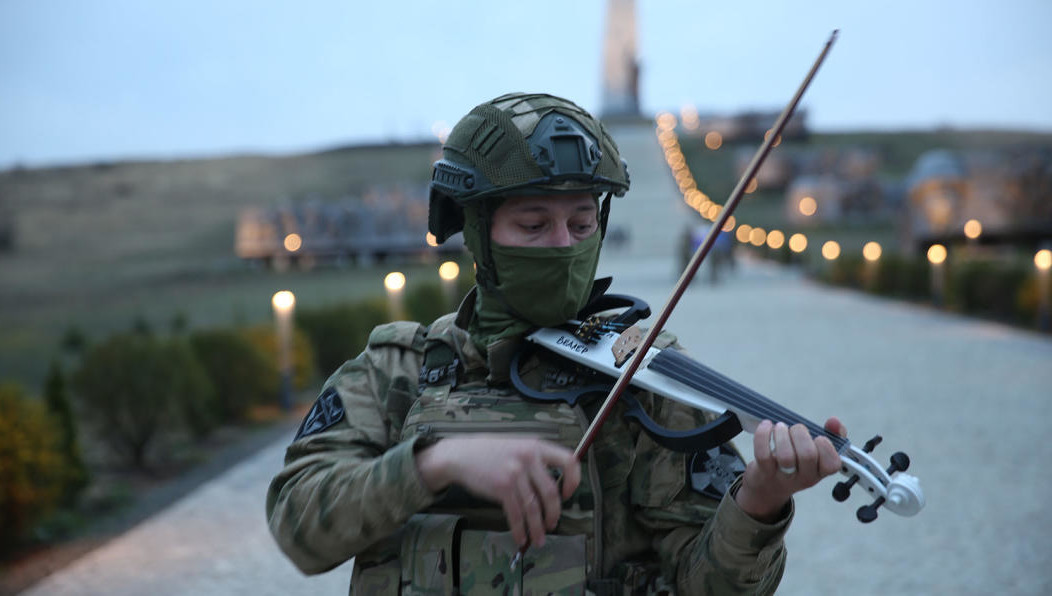 Мужчина исполнил композицию Баха.