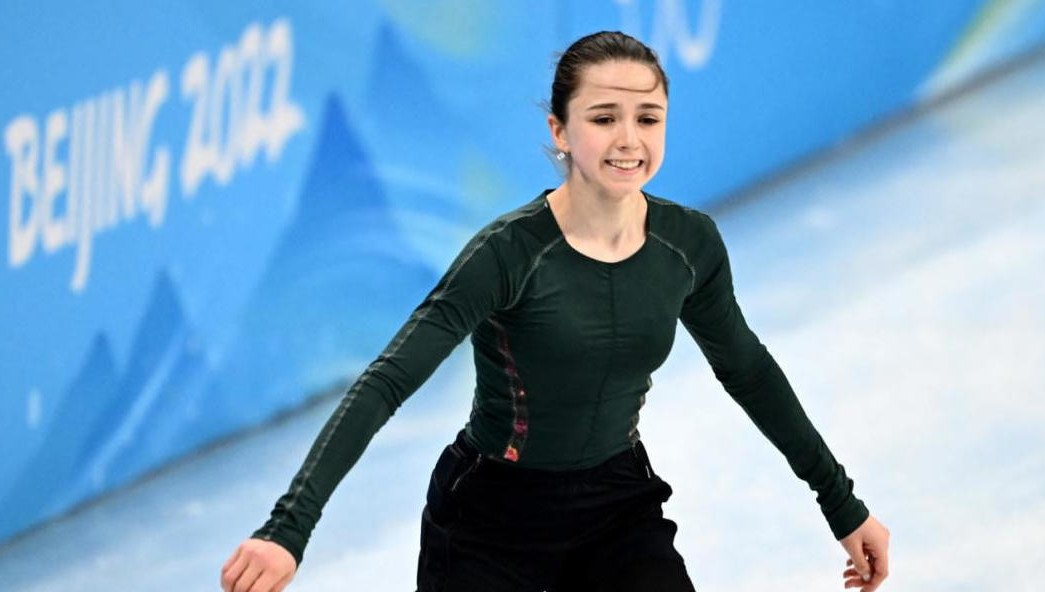 Фигуристка упала с четверного прыжка.