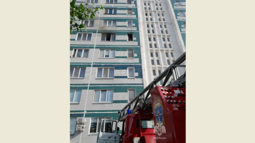 Жильцам многоквартирного дома пришлось покинуть квартиры из-за задымления.