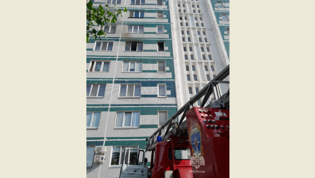 Жильцам многоквартирного дома пришлось покинуть квартиры из-за задымления.