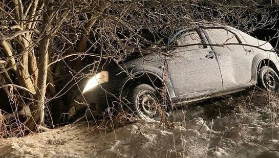 Они попали в ДТП и не могли вытащить машину из кювета.