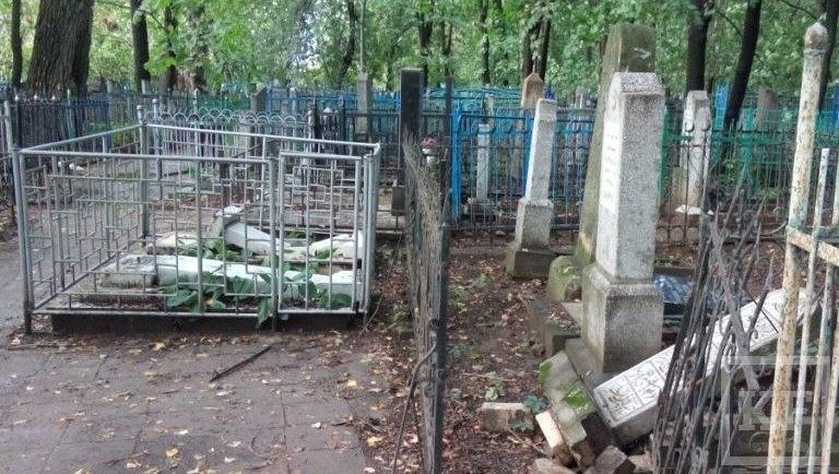 В Зеленодольском районе дважды в течение месяца разгромили кладбище. В этом обвиняют душевнобольного парня. Казалось бы