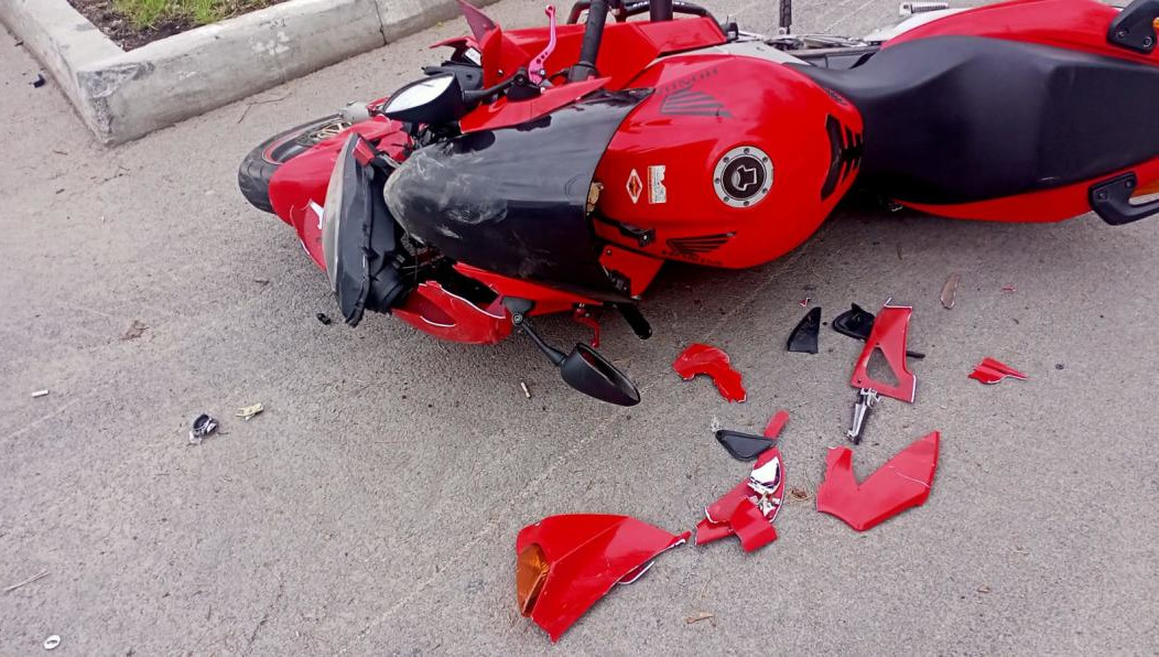 Мужчина на большой скорости потерял равновесие