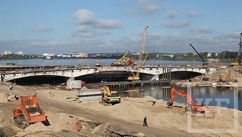 На Ленинской дамбе завершается подготовка к бетонированию второй линии основного моста.
