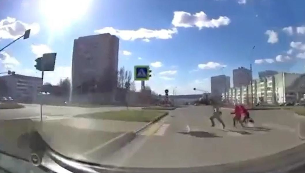 Автолюбителю чудом удалось избежать аварии с детьми.