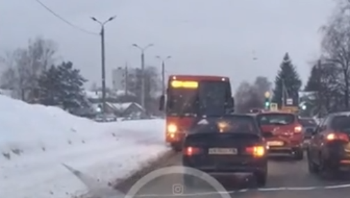 В Казани водитель красного автобуса ехал по «встречке» на дороге с односторонним движением. Видео очевидцы опубликовали в соцсетях.