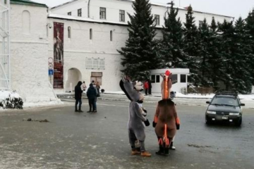 У стен Кремля в новогодние дни множество костюмированных животных.