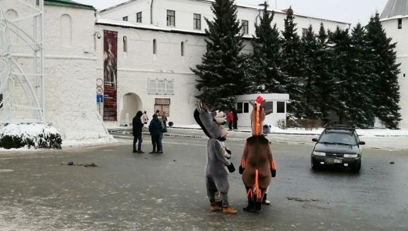 У стен Кремля в новогодние дни множество костюмированных животных.
