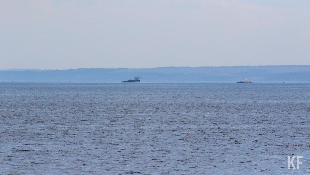 Сейчас транспорт находится на расстоянии 570 м от берега - его закрепили понтонами.