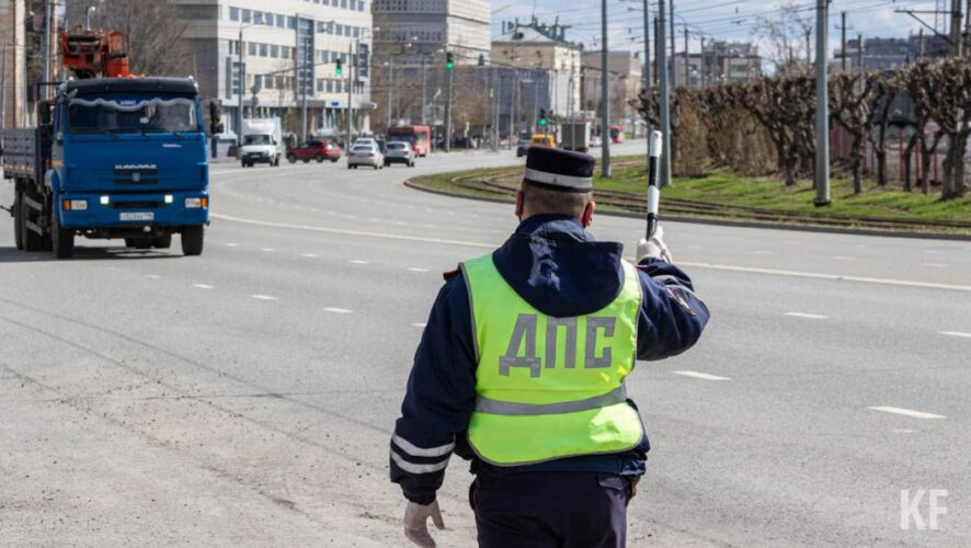 В отдел полиции доставили три человека по подозрению в совершении преступлений.