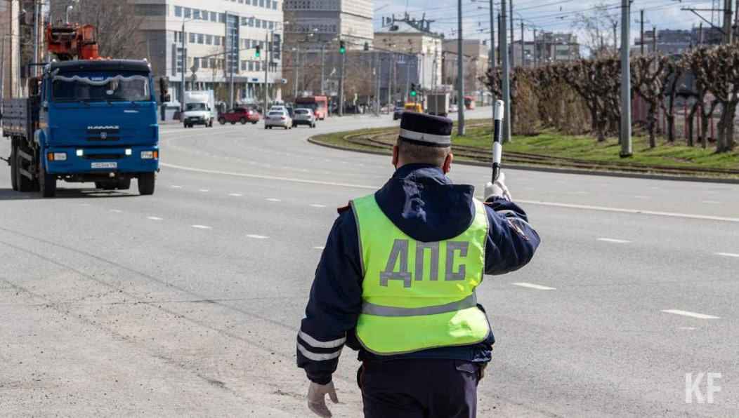 В отдел полиции доставили три человека по подозрению в совершении преступлений.
