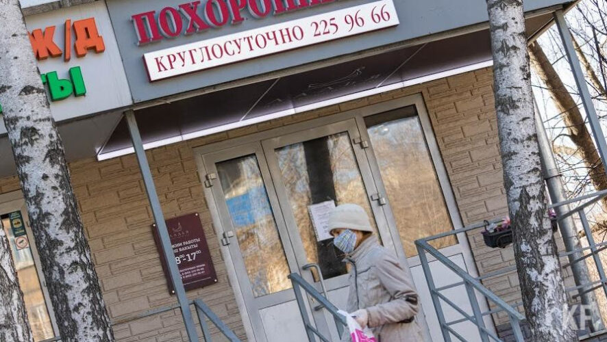 Это касается работы торговли и общепита.