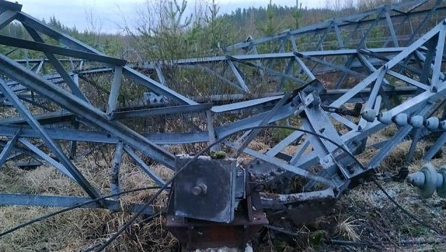 На месте происшествия работают следователи ФСБ.