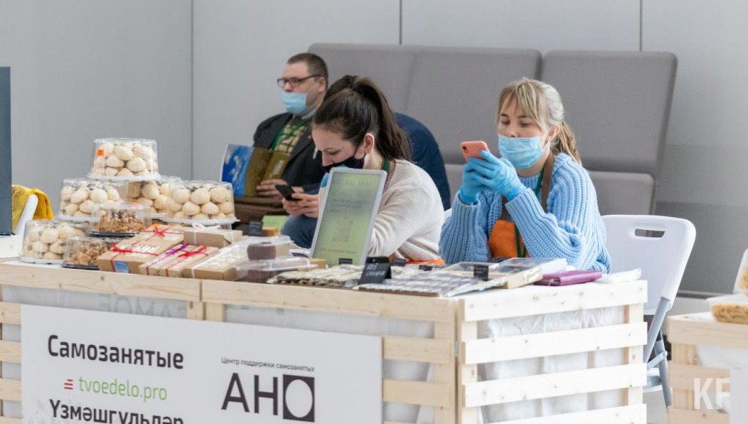 Бизнесу помогают выйти на онлайн-площадки и в организации для них специальных торговых мест и ярмарок.