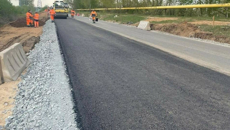 Если вы видите лунку в асфальте - значит