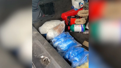В машине задержанного нашли 56 свертков с запрещенными веществами.