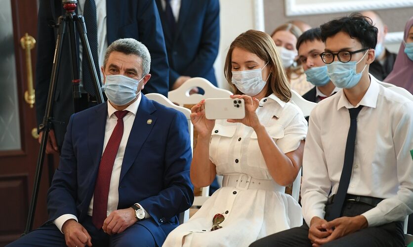 взращивающих липовых отличников.